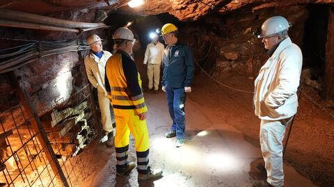 Vier Männer beim Fachgespräch unter Tage während der vierstündigen Abnahme in der Grube Fortuna.