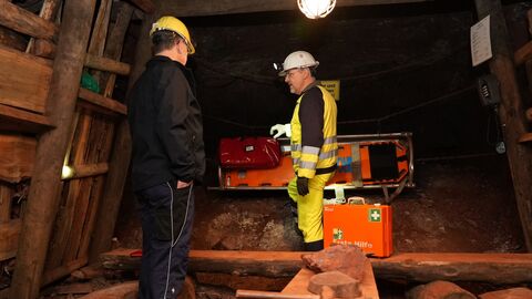 RP-Mitarbeiter Ralf Ukleja erläutert Regierungspräsident Dr. Christoph Ullrich die Notwendigkeiten zur Ersten Hilfe. 