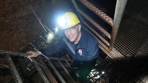 Im Frühjahr ist der Aufstieg über die 20 Leitern immer gerne feucht: Regierungspräsident Dr. Christoph Ullrich kurz vor dem Ziel.