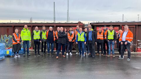 Die Teilnehmerinnen und Teilnehmer des Netzwerktreffens informierten sich bei der Obel internationale Logistik GmbH in Limburg. 