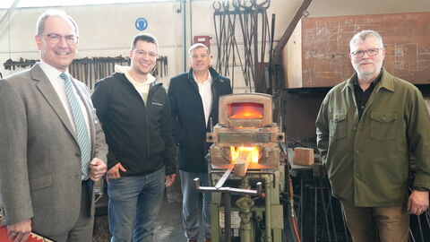Regierungspräsident Dr. Christoph Ullrich (l.) und Bürgermeister Mario Koschel (2.v.r.) werden von Lukas Balbach (2.v.l.) und Markus Balbach (r.) durch den Betrieb von Balbachdamast geführt.