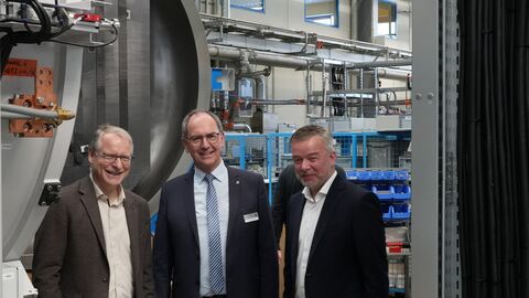 Regierungspräsident Dr. Christoph Ullrich (Mitte) wird vom Geschäftsführer der PVA Industrial Vacuum Systems, Dr. Udo Broich (l.), und dem Vorstandsvorsitzenden des Gesamtkonzerns, Manfred Bender (r.), durch das Werk am Standort in Wettenberg geführt.