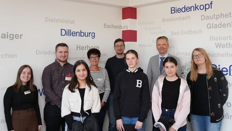 Martin Rößler begrüßt gemeinsam mit weiteren RP-Beschäftigten die vier Teilnehmerinnen des Girls' Day