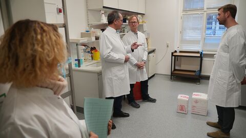 Auf die Details kommt es in einem Gentechniklabor an, wie der Gast vom Regierungspräsidium erfährt (v.l.): Dr. Katja Hose, Regierungspräsident Dr. Christoph Ullrich, Prof. Dr. Michael Niepmann und Dr. Tilo Knape.