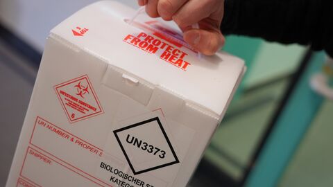 Die Proben aus dem Gentechniklabor werden in einem Spezialbehälter transportiert.