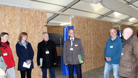 Erste Stadträtin Marion Götz, Standortleiterin Annette Goy, Abteilungsleiter Manfred Becker, Regierungspräsident Dr. Christoph Ullrich, Bürgermeister Dirk Antkowiak, Stadtverordnetenvorsteher Hendrik Hollender. 