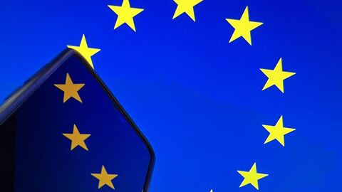 Ein Handy, auf dessen Bildschirm sich die Europaflagge spiegeld