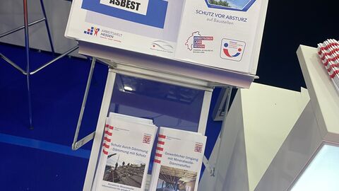 MEMO-BAUEN in Marburg Prospektständer mit Flyer über Arbeitsschutz