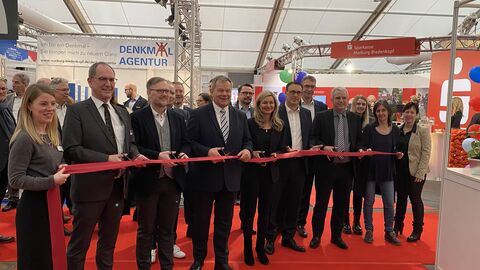 MEMO-BAUEN in Marburg Schneiden des Eröffnungsbandes