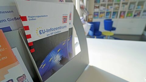 Ein Blick ins EU-Infozentrum im RP Gießen. Zu sehen ist ein Aufsteller mit Flyern.