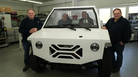 Landrat Wolfgang Schuster und Regierungspräsident Dr. Christoph Ullrich  sitzen in einem Auto. Andreas und Norbert Ruths stehen links und rechts daneben.