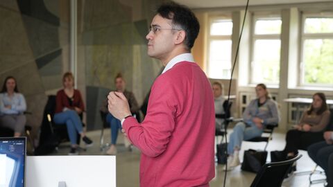 Marcel von Collani ist einer von vier ehrenamtlichen Teamern der europaweiten NGO „Junge Europäische Föderalisten“, die im Regierungspräsidium Gießen mit einem Seminar zu Gast waren.