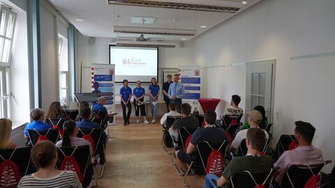 Regierungsvizepräsident Martin Rößler begrüßt die Jugendlichen im Regierungspräsidium Gießen zum Austausch über Ausbildungs- und Studienmöglichkeiten.