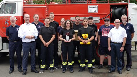 Das Siegerteam der Feuerwehrleistungsübung mit den Gratulanten