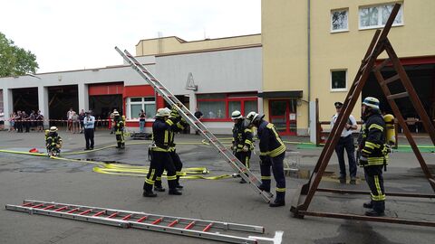 Bezirksentscheid Feuerwehrleute bei der Leistungsübung