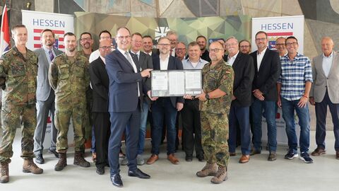 Übergabe der Partnerschaftsurkunden der Bundeswehr an die beteiligten Unternehmen, Behörden und Institutionen.