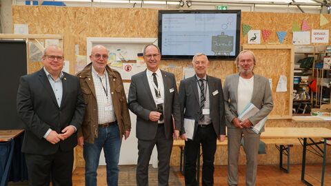 Regierungspräsident Dr. Ullrich mit Gästen in der Erstaufnahmeeinrichtung in Alsfeld.