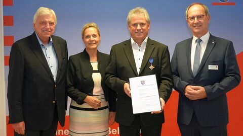 Regierungspräsident Dr. Christoph Ullrich (r.) überreichte Dieter Mackenrodt (2. v. r.) den Hessischen Verdienstorden am Bande. Zu den ersten Gratulanten zählten der frühere hessische Ministerpräsident Volker Bouffier und die Biebertaler Bürgermeisterin Patricia Ortmann. 