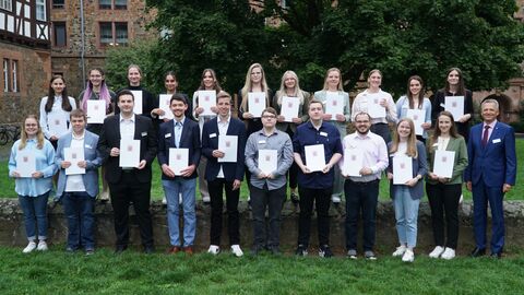 Regierungsvizepräsident Martin Rößler (r.) begrüßt die neuen Inspektoranwärterinnen und –anwärter im Regierungspräsidium Gießen.