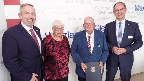 Den Hessischen Verdienstorden am Bande teilt Edgar Rücker mit seiner Frau Helga. Das betont er ausdrücklich während der Feierstunde zur Verleihung durch Regierungspräsident Dr. Christoph Ullrich. Vorgeschlagen hatte ihn Markus Ebertz, Bürgermeister von Hohenahr. 