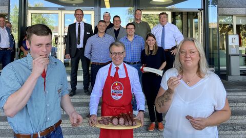 Regierungspräsident Dr. Christoph Ullrich (Gießen; hinten links) und Regierungspräsident Mark Weinmeister (Kassel; hinten rechts) freuen sich mit (von links) Felix Köhler, Daniel Wagner, Jakob Beck, Stefan Völker, Fritz Kästel (vorne Mitte), Volker Luckhardt, Janosch Beck, Katharina Koch, und Sabine Döring (Wurst Wiegand).
