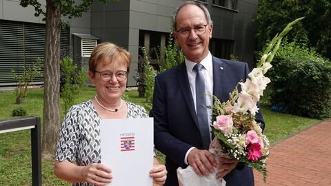 Regierungspräsident Dr. Christoph Ullrich verabschiedete Karin Ohm-Winter in den Ruhestand und wünschte ihr für die Zukunft alles Gute.
