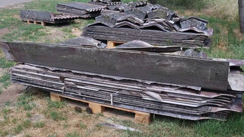 Asbestplatten liegen auf einer Wiese