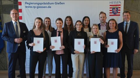 Regierungspräsident Dr. Christoph Ullrich (l.) und Hendrik Schultz (r.) gratulierten (von links) Julia Isabel Engelhardt, Celina Schömbs, Elvira Stössel, Sophie Pippert, Lara Schmitt, Thanh Huyen Le, Pauline Richter, Konstantin Metzler und Finja Best. 