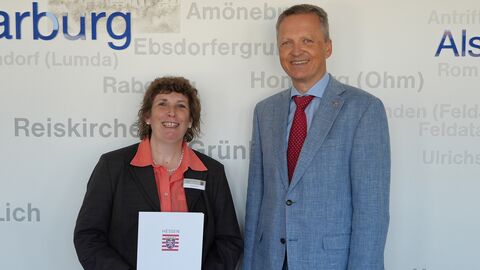 Regierungsvizepräsident Martin Rößler gratulierte Ingrid Emrich zum Dienstjubiläum