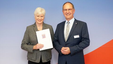 Regierungspräsident Dr. Christoph Ullrich gratulierte Karin Zimmer zum Dienstjubiläum.