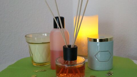 Duftkerzen und Stäbchen stehen auf einem Tisch