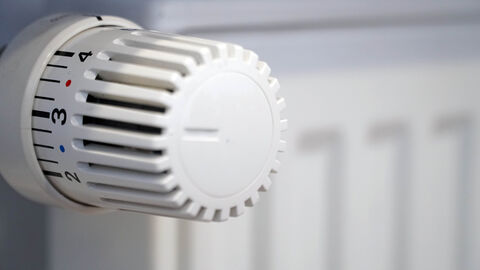 Raumklima im Winter Nahaufnahme eines Heizkörperthermostats