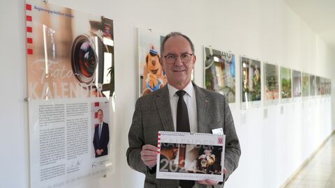 Regierungspräsident Dr. Christoph Ullrich steht vor dem RP-Kalender im Großformat