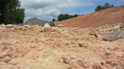 Nahaufnahme von Erde auf der Baustelle der A49