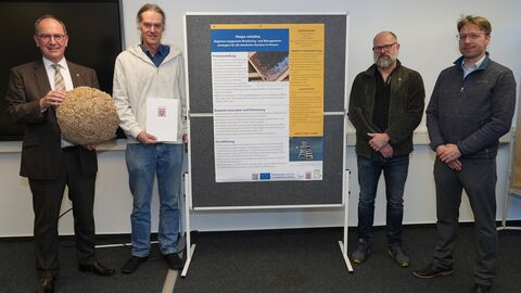 Bescheidübergabe Regierungspräsident Dr. Christoph Ullrich überreichte den Förderbescheid für das Projekt „Vespa Velutina“ an Dr. Reinhold Siede (Landesbetrieb Landwirtschaft Hessen), Reiner Jahn (Hornissenberater) und Oliver Lenz (Landesverband Hessischer Imker; von links).