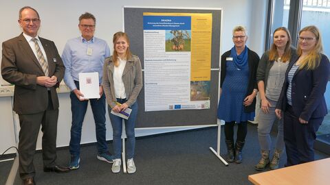 Bescheidübergabe Regierungspräsident Dr. Christoph Ullrich überreichte den Förderbescheid für das Projekt „SiKaZiKa“ an Manfred Dreßler (res naturae QSV GmbH), Dorothee Kreimer (res naturae QSV GmbH), Roswitha Ulrich (Regierungspräsidium Gießen), Natalia Kocetova (Regierungspräsidium Gießen) und Mareike Schwind (res naturae QSV GmbH; von links).