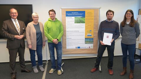 Bescheidübergabe Regierungspräsident Dr. Christoph Ullrich überreichte den Förderbescheid für das Projekt „Silizium-Düngung“ an Dr. Antje Herrmann (Landesbetrieb Landwirtschaft Hessen), Daniel Krenzer (Landesbetrieb Landwirtschaft Hessen), Dr. Jakob Santner (Justus-Liebig-Universität Gießen) und Tabea Selzer (Justus-Liebig-Universität Gießen; von links).