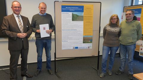 Bescheidübergabe Regierungspräsident Dr. Christoph Ullrich überreichte den Förderbescheid für das Projekt „Miscanthus“ an Prof. Dr. John Clifton-Brown, Anja und Alexander Schmitt (Hof Niederfeld, Ahlbach; von links).