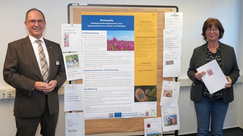 Bescheidübergabe Regierungspräsident Dr. Christoph Ullrich überreichte den Förderbescheid für das Projekt „Mohnopoly“ an Hanna Blum (Universität Kassel und Ökoplant e. V.).