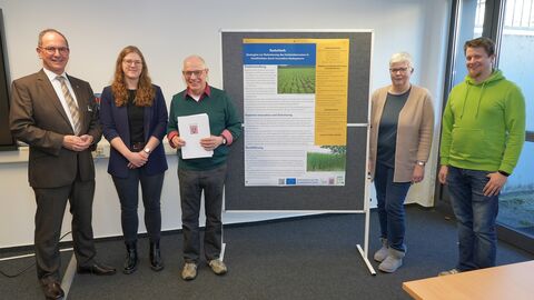 Bescheidübergabe Regierungspräsident Dr. Christoph Ullrich überreichte den Förderbescheid für das Projekt „ReduHerb“ an Rosalie Wetterau (Ingenieurbüro für Ökologie und Landwirtschaft), Dr. Richard Beisecker (Ingenieurbüro für Ökologie und Landwirtschaft), Dr. Antje Herrmann (Landesbetrieb Landwirtschaft Hessen) und Daniel Krenzer (Landesbetrieb Landwirtschaft Hessen; von links).