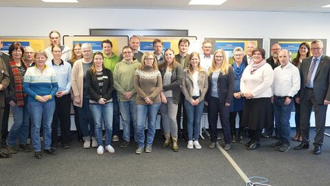 Bescheidübergabe Gruppenfoto mit allen Teilnehmern der Veranstaltung, darunter Joachim Dippel (Umweltministerium; 7. v. r.), Andreas Sandhäger (Direktor Landesbetrieb Landwirtschaft Hessen; 2. v. r.), Regierungspräsident Dr. Christoph Ullrich (2. v. l.) und RP-Abteilungsleiterin Sonja Heckrodt (links).