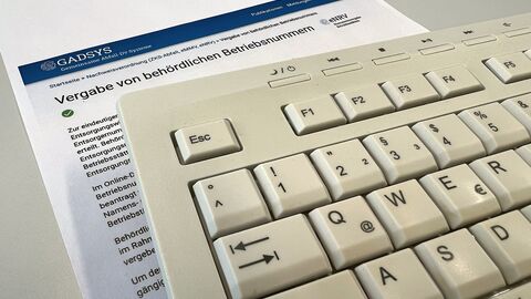 Symbolfoto Eine Tastatur, die auf einem Zettel steht