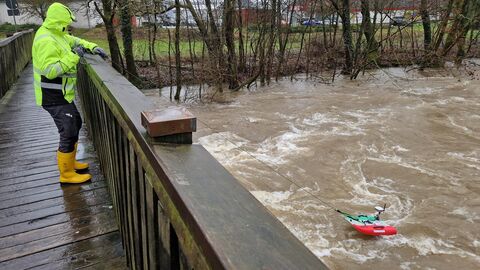 Ein Mitarbeiter des Hochwasser-Lagezentrums bei der Arbeit an der Lahn