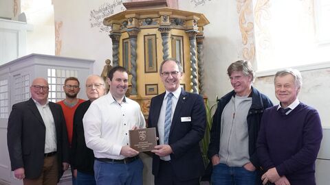 Während der Übergabe der Bronzeplakette anwesend sind (v.l.): Bürgermeister Dr. Jens Ried, Sebastian Reichel, Dr. Kurt Bunke, Carsten Freichel, Regierungspräsident Dr. Christoph Ullrich, Jörg Block und Ansgar Klose. 