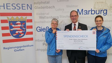 Die Belegschaft des Regierungspräsidiums Gießen hat gesammelt (v.l.): pflegerische Leitung Beate Volbrecht, Regierungspräsident Dr. Christoph Ullrich und die Leiterin des Kinderpalliativteams Mittelhessen Dr. Vera Vaillant mit dem Spendenscheck über 10.000 Euro. 
