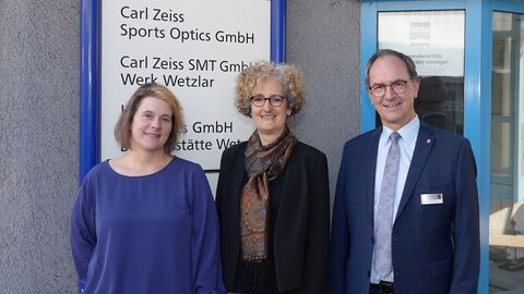 Standortleiterin Katrin Ariki (Mitte) und Natascha Baumann (HR Business Manager) begrüßten Regierungspräsident Dr. Christoph Ullrich in Wetzlar. 