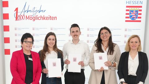 Begrüßung Begrüßung der Nachwuchskräfte mit Vereidigung (v.l.): Sonja Heckrodt, Larissa Hildebrand, Maximilian Knapp, Carolin Hutzel und Dr. Veronika Wesp (Ausbildungsleiterin TOIA).