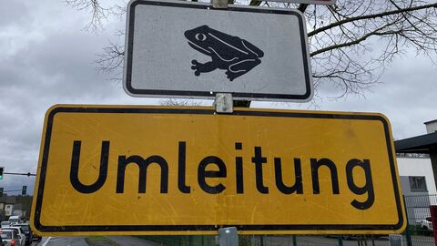Ein Umleitungsschild, das auf die Amphibienwanderung hinweist
