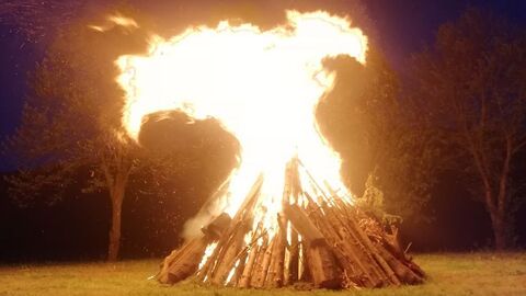 Brauchtumsfeuer Ein brennendes Brauchtumsfeuer