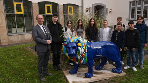 Begrüßung zum Aktionstag Girls' und Boys' Day im Regierungspräsidium Gießen: Regierungspräsident Dr. Christoph Ullrich und ein Teil der 35 Jugendlichen, die einen Tag in der knapp 1500 Beschäftigte und rund 60 verschiedene Berufe umfassenden Verwaltung 